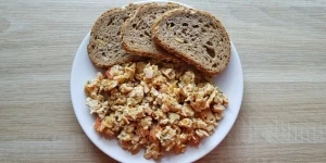 Jajecznica z pomidorem - STG PrzepisDiety